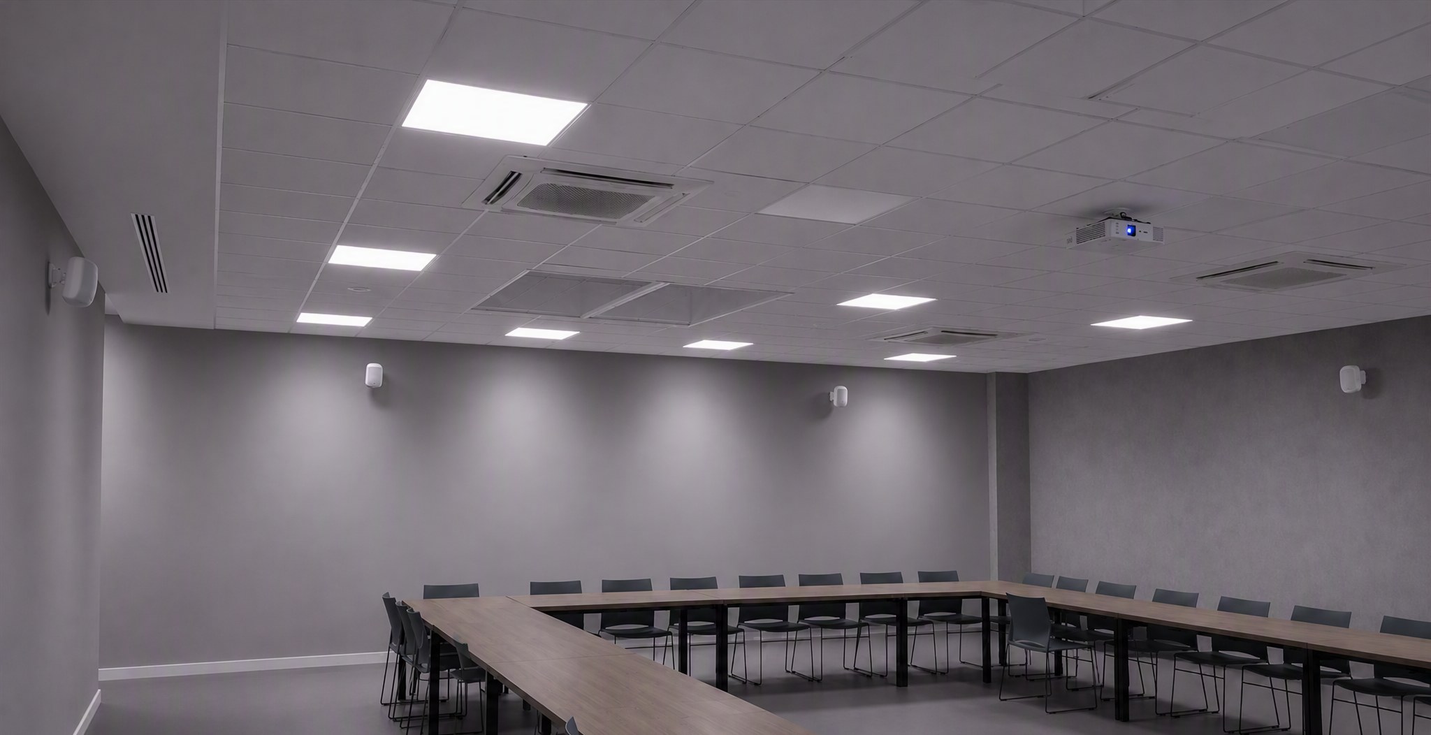 Sala konferencyjna — projektor i nagłośnienie