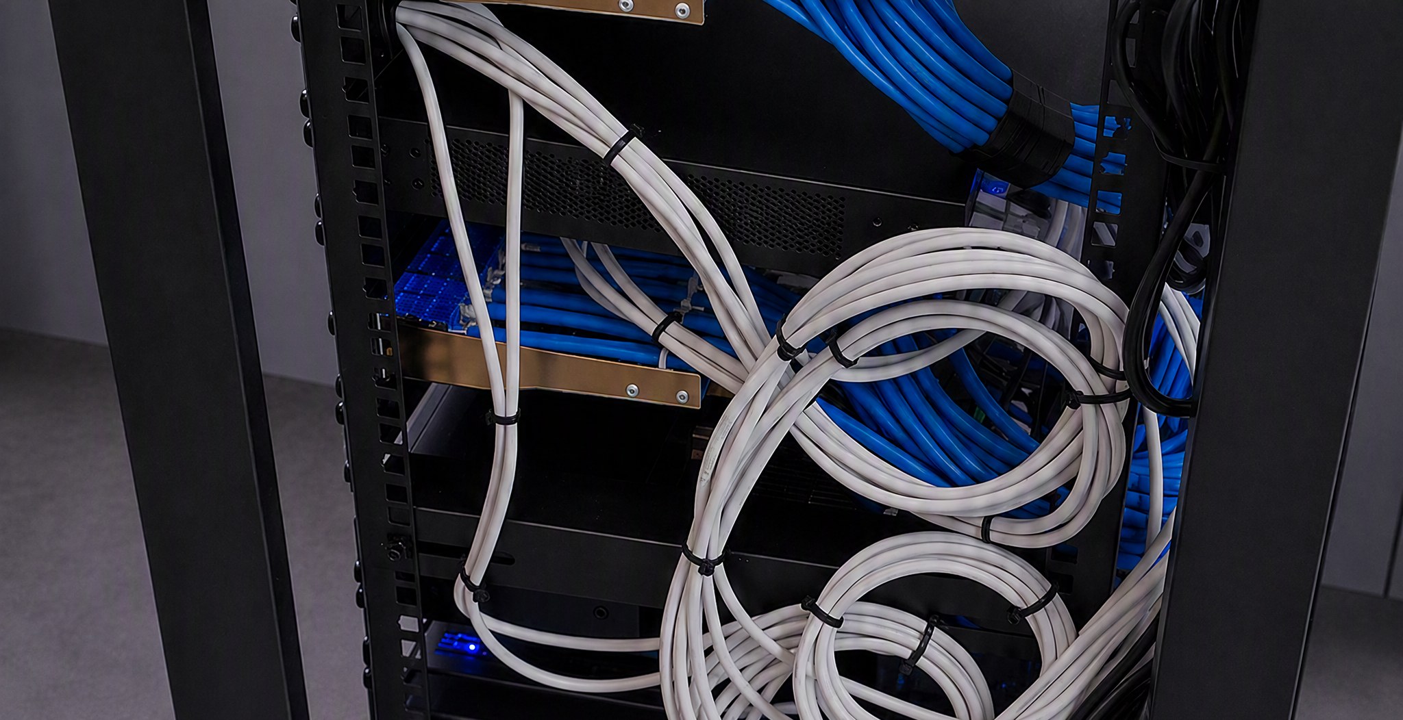 Szafa rack — mikrofony bezprzewodowe i procesory audio